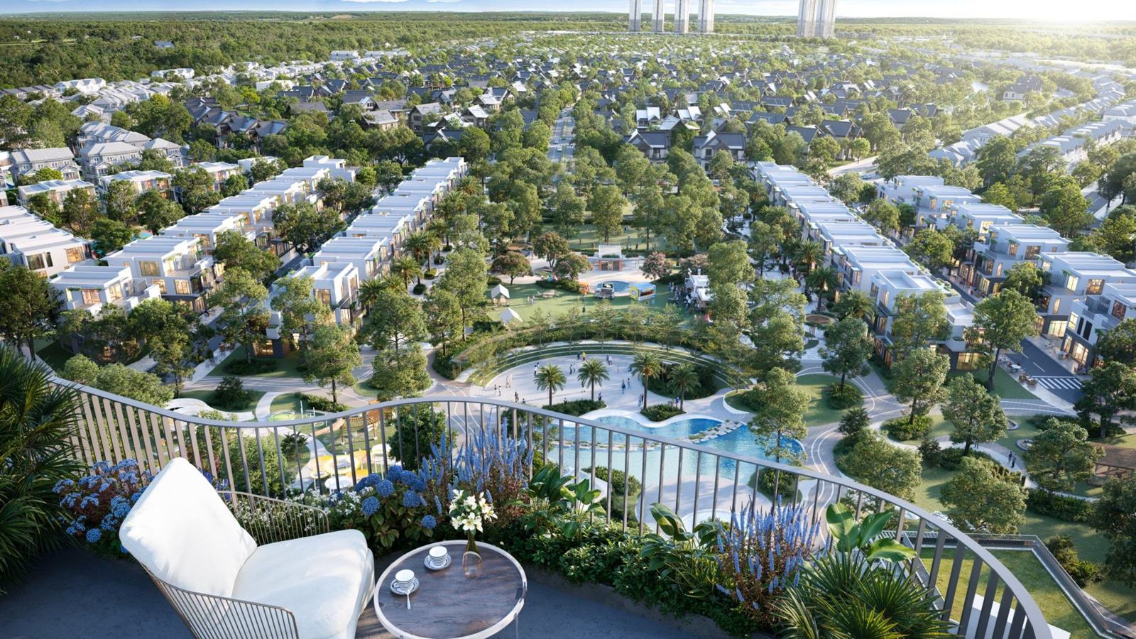 Ban công Sky Retreat nhìn xuống quảng trường, hồ bơi và vườn